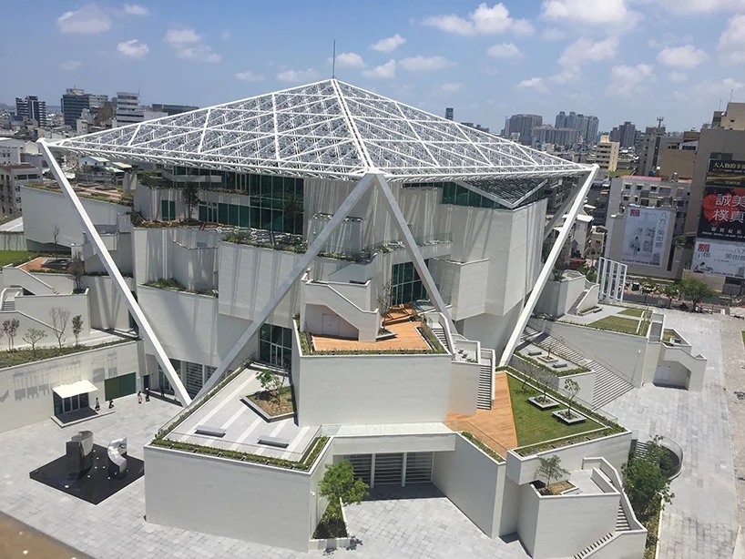 臺南藝術博物館，五邊形屋頂天篷下的堆疊體塊