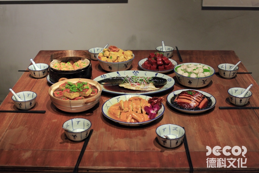 藝術(shù)展廳裝修設(shè)計(jì)中，如何選擇合適的展示架和展示方式