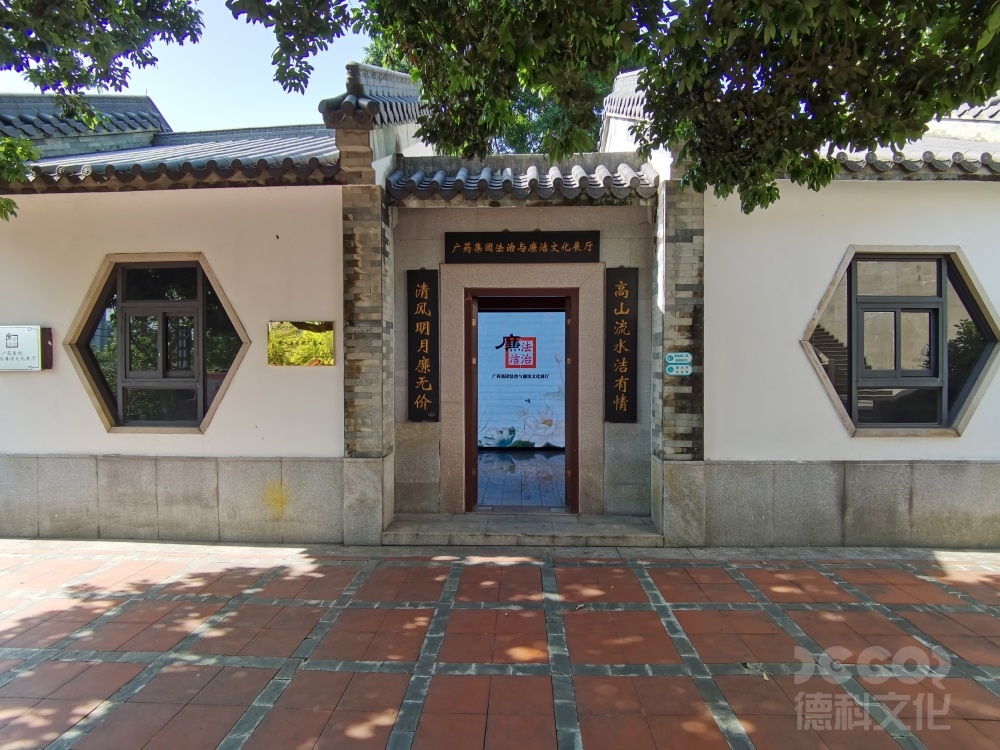 紅色展館設(shè)計中如何通過展示文物和照片等展品來還原歷史場景？