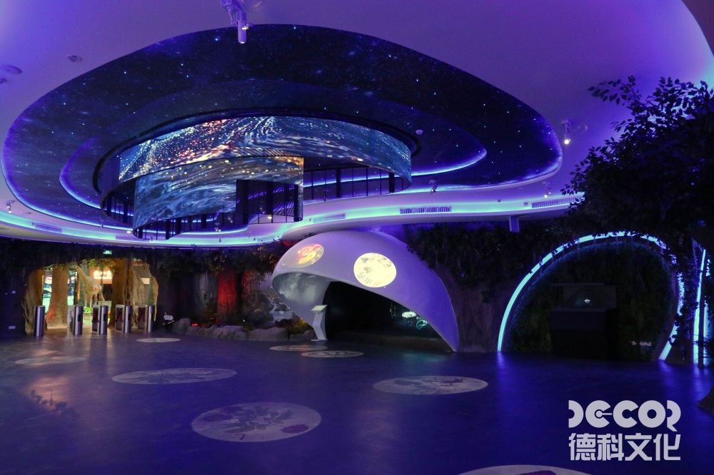文化展館設(shè)計(jì)中，如何利用展示區(qū)域的燈光和音效來(lái)創(chuàng)造戲劇性的展覽效果？