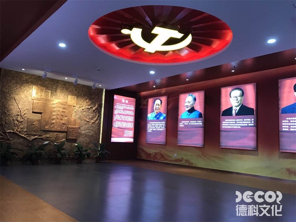 紅色展館設(shè)計(jì)的墻面裝飾應(yīng)該選擇什么材料？