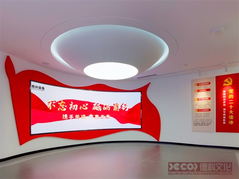 如何通過紅色展廳設(shè)計(jì)的主題增強(qiáng)參觀者的認(rèn)同感？